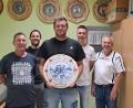 Bild: Schlosser/exb
Johannes Wildenauer (Mitte) sichert sich mit einem 305-Teiler die Retroscheibe.