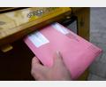 Bild: Sven Hoppe/dpa
Eine Frau wirft einen Wahlbrief für die Landtags- und Bezirkswahlen 2023 in Bayern in einen Briefkasten.
