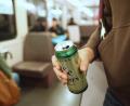 Symbolbild: Bodo Marks /dpa
Mit offener Bierdose durfte ein Mann in Hof nicht mit dem Linienbus fahren. Darauf griff er den Fahrer des Busses an.