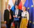 Bild: Joerg Koch/ Bayerische Staatskanzlei
Staatsminister Florian Herrmann überreicht Knobloch die Medaille für Verdienste um die Zivil-Militärische Zusammenarbeit. Ehefrau Gabi freut sich.