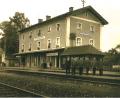 Bild: Archiv Peter Bartmann/Oberpfälzer Sammlertreff/exb
Die Postkarte zeigt den Bahnhof Schwarzenfeld anno 1930.
