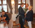 Bild: bjp
Mit Blumen und einem Geschenkkorb dankte Bürgermeister Bernhard Stangl seinem langjährigen zweiten Stellvertreter Wolfgang Graser und dessen Gattin Irmgard (Dritter, Zweiter und Erste von rechts). Links Stefan Forster, der Grasers Ratsmandat übernimmt.