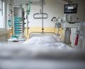 Bild: Jonas Güttler/dpa/Symbolbild
Ein leeres Bett steht in der Intensivstation einer Klinik.