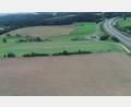 Bild: bey
Die Ackerfläche und die anschließende, durch eine Hecke getrennte Fläche werden für den Energiepark Wittschau genutzt. Oberhalb des Kreisels links der Gemeindeverbindungsstraße nach Preppach wird auf der im Bild in Braun zu sehenden Fläche auf einer Teilfläche die Ausgleichsfläche angelegt, auf einem Streifen zum angrenzenden Grundstück (rechts) werden Module aufgestellt.