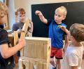 Bild: Gabi Schönberger
Kinder spielen fröhlich mit Bauklötzen und Autos in einer Kita. Doch einige Eltern bekommen keinen Platz für ihre Schützlinge in einer Einrichtung.