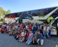 Bild: Sascha Hanke/exb
Die Teilnehmer der JRK-Fahrt vor dem Bus.