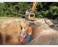 Bild: bsc
Ein Rohrbruch im Bereich des Friedenfelser Tiefbrunnens beschäftigte die Mitarbeiter des Bauhofs. Im Bild Manuel Wick und Peter Ransberger (von links) bei der Instandsetzung der Wasserleitung unter Mithilfe von Baggerführer Helmut Dostler (oben) von der Baufirma Haubner.