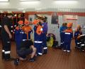 Bild: fla
Beim Einkleiden gibt es noch Hilfestellung von der Jugendfeuerwehr.