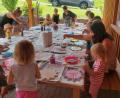Bild: A. Alwang/exb
Die Kindergruppe des Gartenbauvereins Pertolzhofen hat 50 Holzblumen bemalt und im Ort aufgehängt.