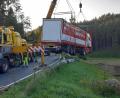 Bild: Roland Löb/exb
Zwei Kräne stellten den umgekippten Laster wieder auf die Räder und hievten ihn über die Böschung zurück auf die Straße.