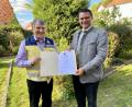 Bild: Landratsamt Schwandorf/exb
Landrat Thomas Ebeling (rechts) überreicht Dekan Michael Hirmer die Bestellungsurkunde zum Leiter der psychosozialen Notfallversorgung.