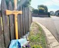 Archivbild: Gabi Schönberger
Ein Holzkreuz erinnert an der Kreuzung Frühlingsstraße/Erlenweg in Parkstein an den Tod des Achtjährigen bei einem Unfall im März.