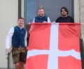 Bild: do
Am Wochenende wird die vom Kirwa-Verein gespendete Zachäusfahne am Turm von St. Laurentius wehen. Pfarrer Johannes Bosco nahm die neue Kirwafahne von Sebastian Wohlrab (Mitte) und Siegfried Zimmermann (links) in Empfang.