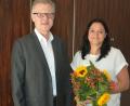 Bild: jr
Mit Blumen dankte Gerhard Freundl seiner Mitarbeiterin Sabine Fick für 25 Jahre Treue zur Steuerberaterkanzlei Freundl in Mitterteich.