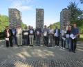 Bild: exa/exb
Die Sänger des Männergesangvereins Neusorg gedachten an der Gedenkstätte in Melkendorf ihrer verstorbenen Kameraden. Im Bild (von links) Alexander Hörl, Josef Lang, Joachim Weiß, Karl Lenhard, Günther Stock, Dietmar Heinl, Christoph Jungnickl, Hans Leeb, Alois Würstl, Eduard Wedlich, Peter König, Dieter König, Ludwig Schindler und Chorleiter Siegbert Filbinger.