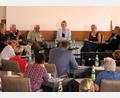 Bild: Dagmar Williamson 
Fünf pflegende Angehörige im Gespräch mit Moderatorin Kathrin Fischer vom Bayerischen Landesamt für Pflege: Teils mit Tränen und teils mit Humor wurden im Rahmen der Demenzwochen die Sorgen und Ängste erklärt. Der gemeinsame Tenor: "Weniger Mitleid, dafür mehr Hilfe und Anerkennung unserer Leistung - gesellschaftlich als auch politisch."