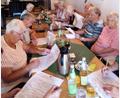 Bild: Christa Böhm/exb
Die Reuther Seniorinnen beim Lösen ihrer Rätselaufgaben