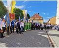 Bild: exb
14 Banner der Pfarrcongregationen der MMC vor ihrem Einzug in die Kirche.