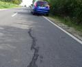 Bild: Houschka
Die klaffenden Risse im Asphalt einer Straße in der Gemeinde Fensterbach sind offenbar nicht zu stoppen. Etliche wurden mit Teermasse ausgespritzt. Doch zwischenzeitlich haben sich neue gebildet. Die Frage lautet nun: Was führt zu dieser Entwicklung?