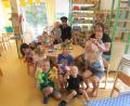 Bild: exb/exa
Feuerwehr-Vorsitzender Alexander Heining, dessen Tochter auf seinem Schoß Platz nahm, überreichte an stellvertretende Kinderhausleiterin Sabine Schinner eine Spende. Sie und die Kinder freuten sich.