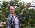 Bild: pz
Johanna Härtl freute sich über die Äpfel, die im Naturerlebnisgarten entlang des Hauptweges gewachsen sind. Denn insgesamt ist die Obsternte dieses Jahr nicht besonders reichlich ausgefallen.