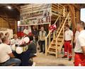 Bild: mrr
Die neue Einsatzgarage der Wasserwacht Vilstal-Kümmersbruck auf dem Areal der Familie Koll in Kümmersbruck wurde mit Ehrengästen wie Kümmersbrucks dritten Bürgermeister Hubert Blödt (stehend, Mitte) feierlich eingeweiht.