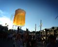 Bild: Karl-Josef Hildenbrand/dpa
Oktoberfestbesucher halten im Abendlicht einen Luftballon in Form eines Maß Kruges.