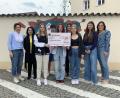 Bild: Michaela Starke/exb
Christina Neiß vom Kinderpalliativteam und die Schüler der Abschlussklasse mit ihrer Klassenleitung Martina Wagner (von links).