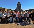 Bild: R. Kreuzer
Die Reisegruppe aus Neunkirchen startet vor dem Völkerschlachtdenkmal in Leipzig zu einer Stadtrundfahrt.