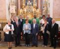 Bild: Lukas Forster/exb
Die Jubel-Hochzeitspaare in der Pfarrkirche Münchenreuth: In der vorderen Reihe (von links) Elisabeth und Johann Fuhrmann (60 Jahre), Margarete und Heinrich Fuhrmann (65 Jahre), Marianne und Josef Ernstberger (50 Jahre). Dahinter (von links) Sandra und Jörg Wifling (25 Jahre), P. Friedhelm Czinczoll und Pfarrvikar Gerald, Bettina und Markus Männer (25 Jahre). In der dritten Reihe Hans-Jürgen Heindl (25 Jahre), dessen Ehefrau zur Feier erkrankt war.
