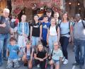 Bild: exb
Der neue Pfarrvikar Linus (rechts), der gerade erst vor ein paar Tagen ins Immenreuther Pfarrhaus eingezogen ist, nutzte die Gelegenheit, die Ministranten besser kennenzulernen. Er hatte sichtlich viel Spaß zusammen mit den Kindern und Jugendlichen.