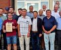 Bild: R. Kreuzer
Die neue Vorstandschaft mit den Geehrten des TSV Neunkirchen. Neuer Vorsitzender ist Thomas Dendorfer (1. Reihe, Vierter von rechts). Nach 25 Jahren scheidet als Vorsitzender Edmund Geber (Zweiter von rechts) aus.