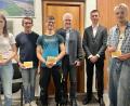 Bild: Eichl
Die besten Flosser Schüler des Entlassjahrgangs 2023 mit Bürgermeister Robert Lindner: Thea Kraus, Simon Hirmer, Ludwig Helgert, Simon Mark und Konrad Ermer (von links).