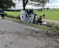 Bild: Polizeiinspektion Neumarkt i.d.Opf.
Das Wohnmobil krachte gegen einen Baum, am Unfallort liegen weitverstreut Trümmer: Der Fahrer stieg nahezu unverletzt aus dem völlig zerstörten Gefährt.