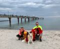 Bild: Podracky
Andreas, Hund Dean und Vater Vladislav Podracky sind glücklich an der Ostsee angekommen. 31 Tage einer langen Wanderung liegen hinter ihnen.