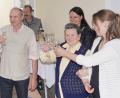 Bild: fvo
Mit einem selbstverständlich alkoholfreien Getränk stoßt Maria Beierl – die Lindnermühlnerin – voller Freude (Mitte) zusammen mit den vielen Geburtstagsgästen und ihrer Familie zum 100. Geburtstag an.
