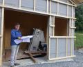 Bild: mmj
Bürgermeister Gerald Reiter steht vor der Einhausung zum Zulauf und Rechen in der neuen Kläranlage.