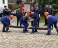 Bild: Josef Glas
Der Feuerwehrnachwuchs beim Kuppeln einer Saugleitung.
