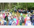 Bild: sche
Die Freudenberger Grundschüler bei der Einweihung ihres Waldklassenzimmers mit Rektorin Heidrun Leitz, Pfarrer Joachim Kölichen, Pfarrer Moses Gudapati (Mitte, hinten von links).