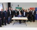 Bild: Landratsamt Neustadt/Marcel Weidner/exb
Gemeinsam wollen sie Betroffenen und Rettungskräften nach Katastrophen beistehen und unterzeichnen dazu eine Vereinbarung zur "Arbeitsgemeinschaft Psychosoziale Notfallversorgung": Vertreter von Stadt und Landkreis, Maltesern, Polizei, Feuerwehr, Kirche und Zweckverband.