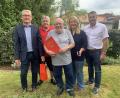Bild: Evi Teich
Der für 50 Jahre bei der SPD geehrte Hubert Söllner (vorne Mitte) im Kreise seiner Gratulanten, Ortsvereinsvorsitzender Georg Söldner, Vorstandsmitglied Josef Spies (von links), Uwe Bergmann und Simone Böhm-Donhauser (von rechts).