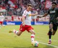 Bild: Ulrich Gamel/dpa
Regensburgs Konrad Faber (links) beklagt den Chancenwucher seines Teams gegen den SV Sandhausen.