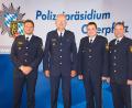 Bild: PP Oberpfalz/Baumer/exb
Polizeipräsident Thomas Schöniger (Zweiter von links) führte Hauptkommissar Franz Wenig (Dritter von links) ins Amt ein und verabschiedete Kriminalhauptkommissar Sebastian Lintl (links) und Ersten Polizeihauptkommissar Heiko Sedelmaier (rechts) aus Burglengenfeld.