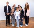 Bild: Alexandra Beier/exb
Kultusminister Michael Piazolo zeichnet in München die Mittelschule Pressath im Wettbewerb "Sichere Schule" aus.