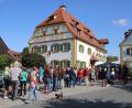Bild: war
Vor dem historischen Backhofen stehen die vielen Gäste des Hoffests Schlange. Vermutlich wurden die Besucherzahlen der Vorjahre bis zum Abend ganz leicht erreicht.