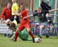 Archivbild: Hubert Ziegler
Anna Luschner (rotes Trikot, Szene aus einer Partie gegen Schwaben Augsburg) brachte den TSV Theuern beim 2:1-Erfolg in Frauenbiburg mit 1:0 in Führung.