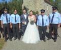 Bild: Willi Kraus/exb
Die Feuerwehr Wetzldorf gratulierte den Frischvermählten Tobias und Katharina Rebl zur Hochzeit.