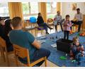 Bild: wel
In einer lockeren Vorstellungsrunde nennen die Teilnehmer Alter, Vorlieben und Familienzusammensetzung. Referent Andreas Holzfurtner (rechts) erläutert, wie man liebevolles Familienleben umsetzen kann.