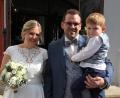 Bild: kro
Carina und Benjamin Ulrich mit dem älteren Sohn beim Verlassen der Stadtpfarrkirche in Tirschenreuth nach der Trauung.
