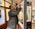 Bild: Gabi Schönberger
Kriminaloberkommissar Dieter Melzner bricht in ein Fenster ein. In knapp fünf Sekunden ist es geknackt und offen – ohne sichtbaren Schaden.